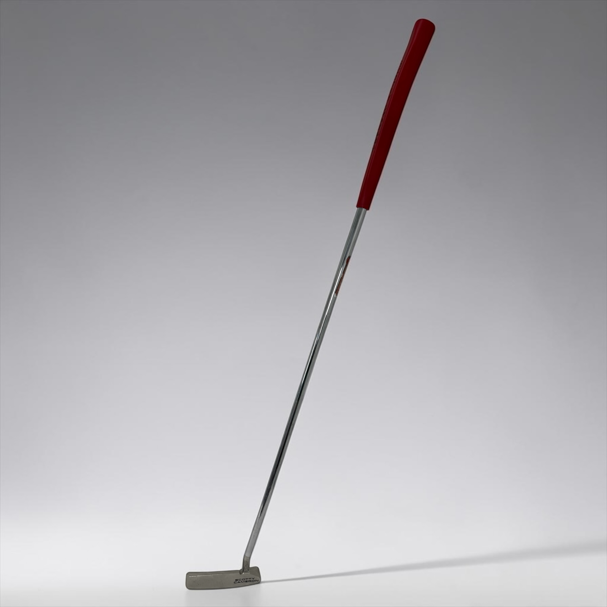 Pre-Owned Scotty Cameron Special Select Newport 2.5 with Scotty Cameron Red Grip