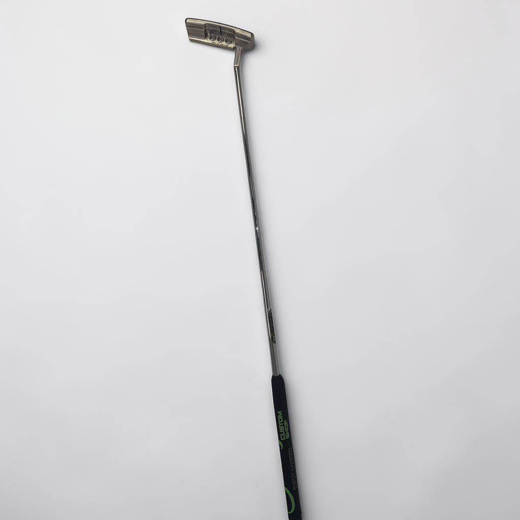 Pre-Owned Scotty Cameron Super Select Newport 2.5+ with Scotty Cameron Custom Shop Grip Excellent Condition