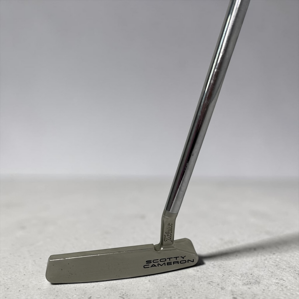 Pre-Owned Scotty Cameron Special Select Newport 2.5 with Scotty Cameron Red Grip