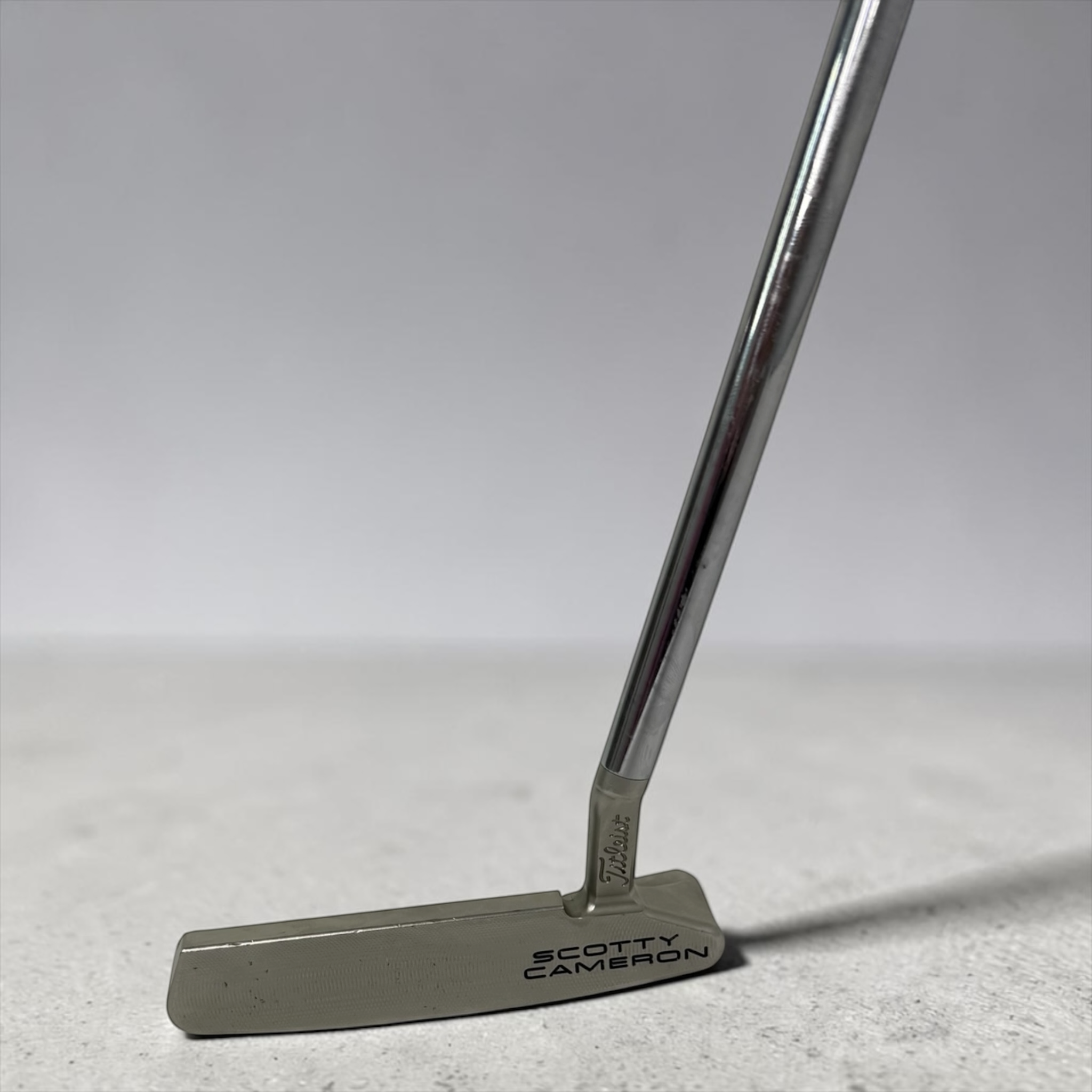 Pre-Owned Scotty Cameron Special Select Newport 2.5 with Scotty Cameron Red Grip