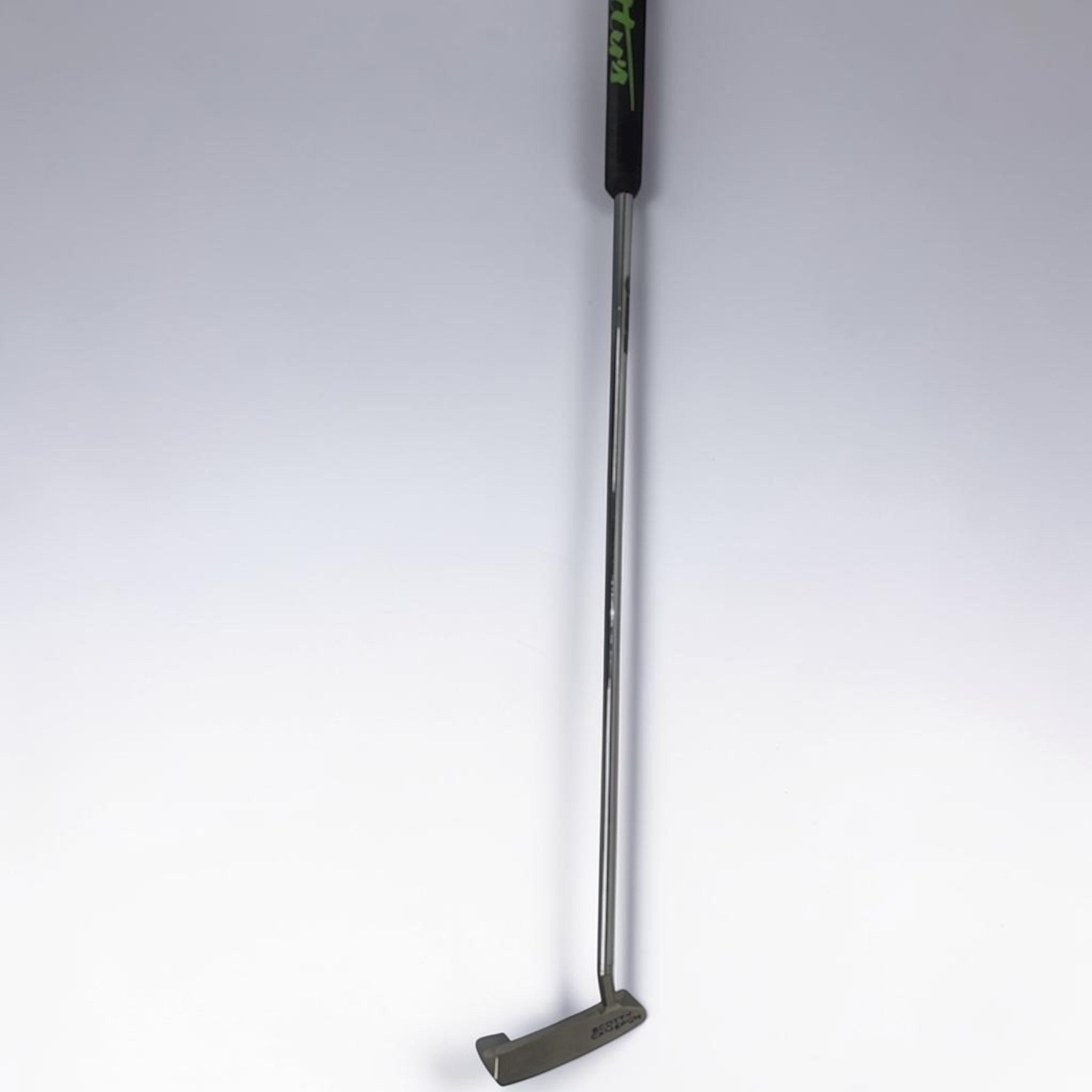 Pre-Owned Scotty Cameron Super Select Newport 2.5+ with Scotty Cameron Custom Shop Grip Excellent Condition